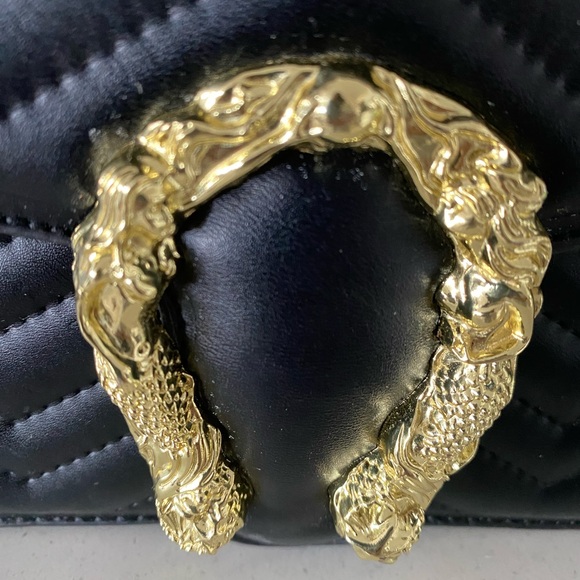 Black quilted bag with chain and horseshoe in front - Picture 7 of 10